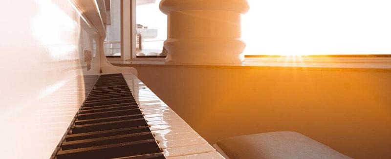 Musique classique pour messe de funérailles en église, créant une atmosphère de recueillement et de paix